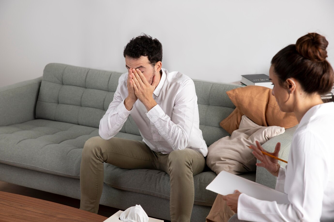 A young person talking with an addiction specialist during therapy