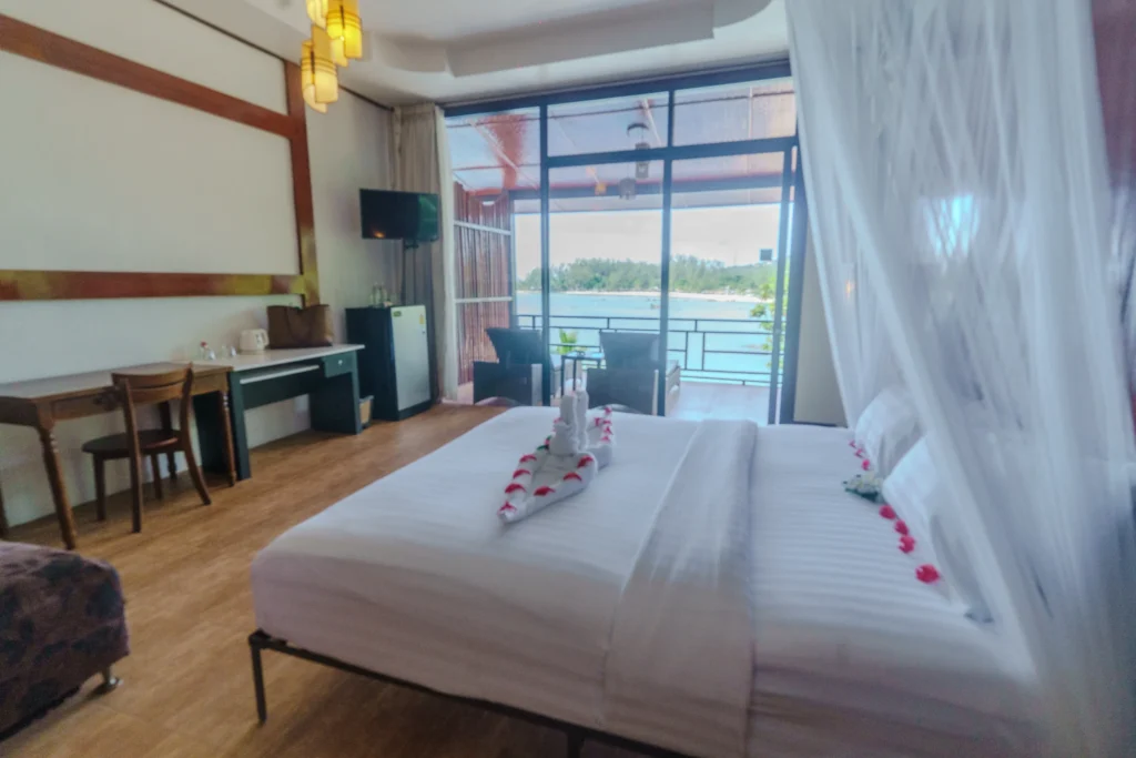 Poolside Jr. Suites &mdash; Holina Rehab, Koh Phangan (photo 1)