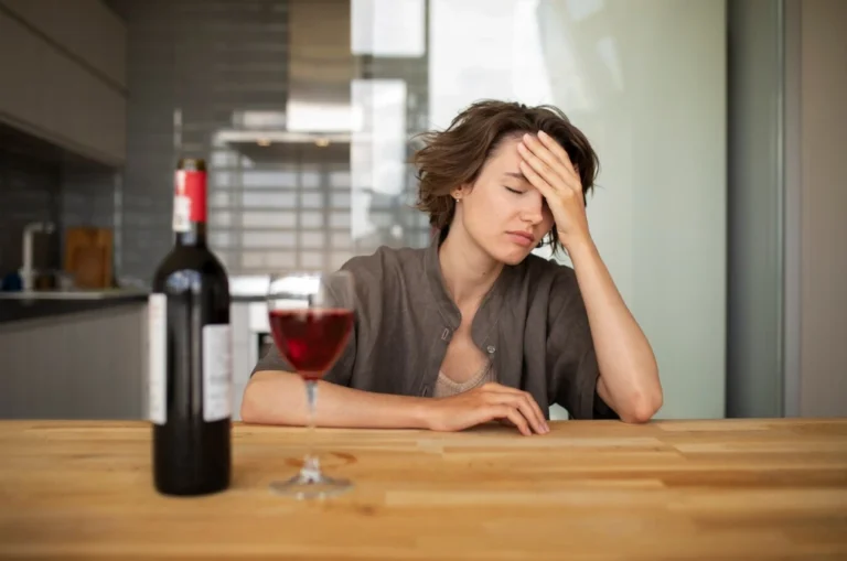 Alcohol Withdrawal Treatment: Symptoms, Phases, and Holina’s Approach