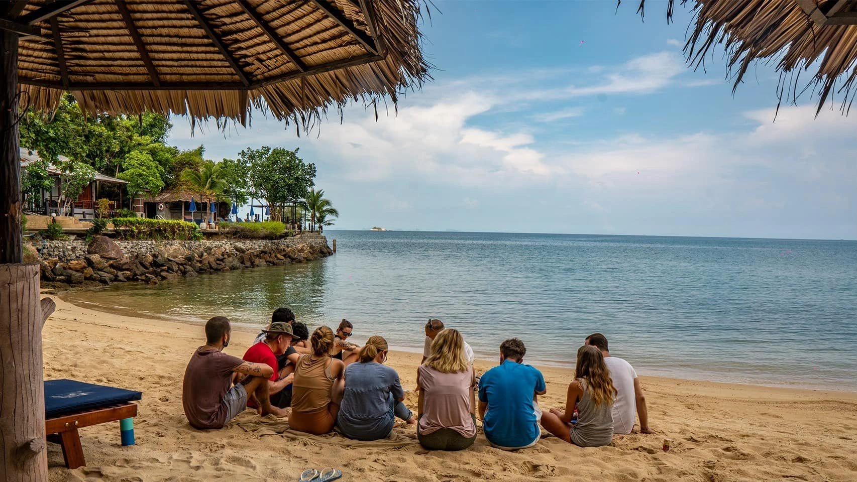 Sea-view accommodation and grounds at Holina Rehab in Koh Phangan